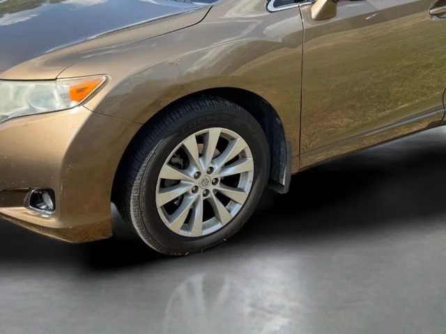 Used 2013 Gold Toyota LE image 4