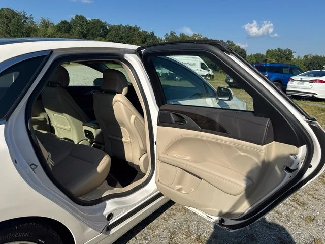 Used 2017 White Lincoln Reserve image 14