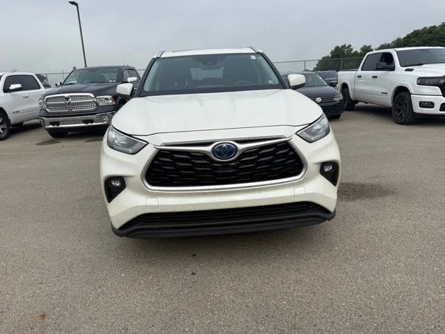 Used 2020 White Toyota XLE image 2