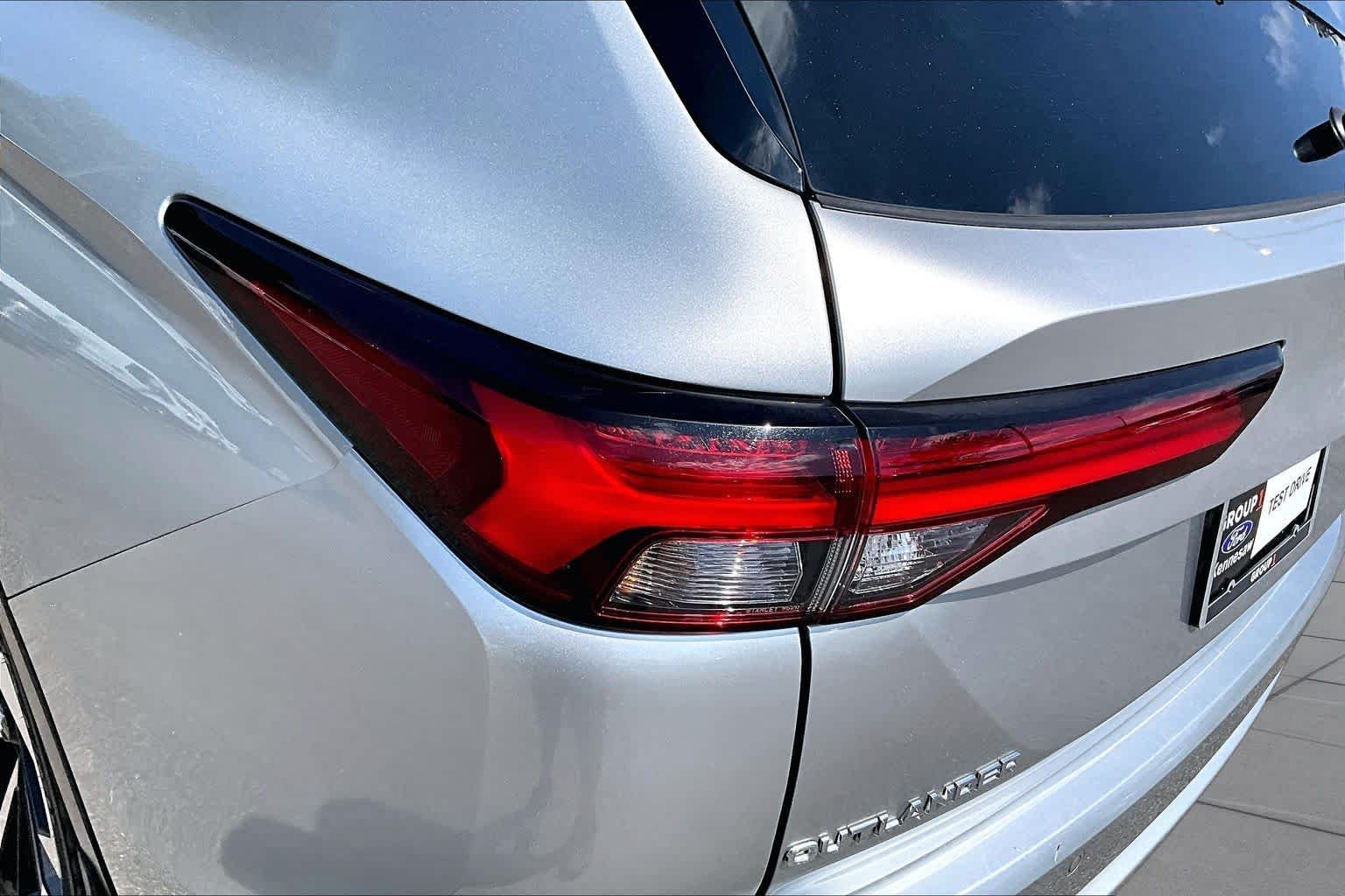 Used 2022 Alloy Silver Metallic Mitsubishi SE image 27