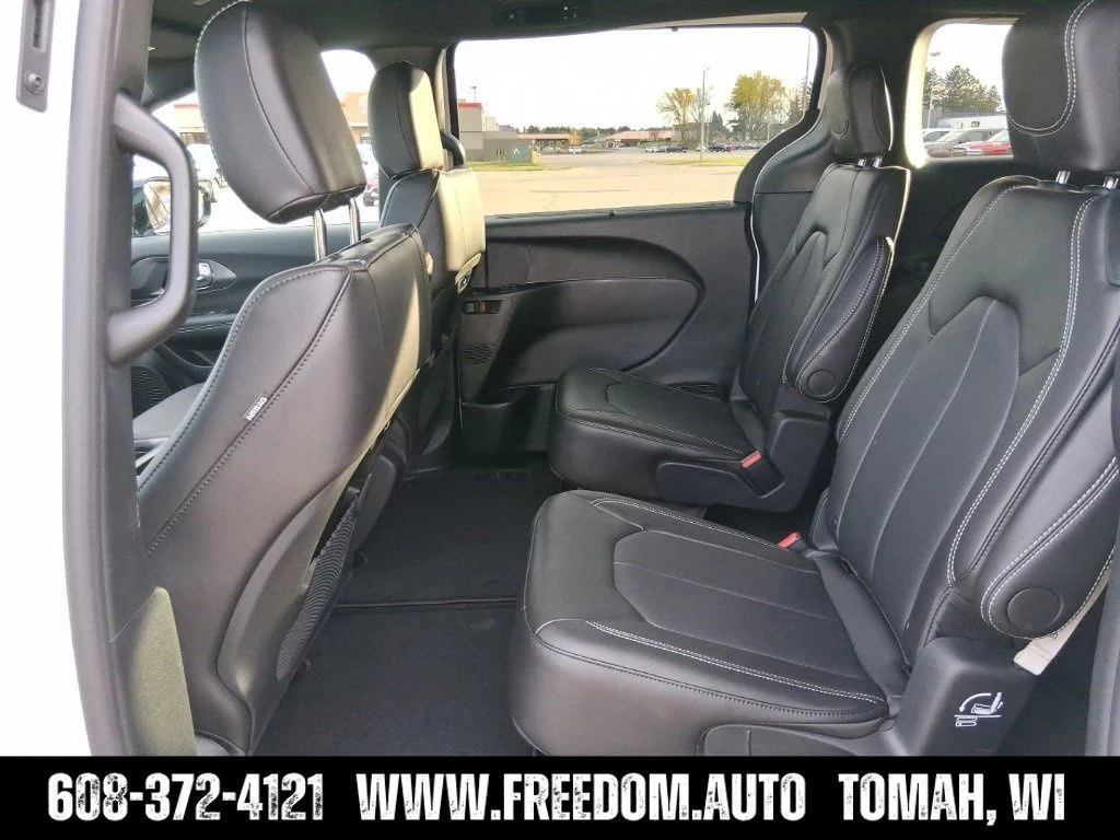 2026 Chrysler Pacifica Select - Photo 17