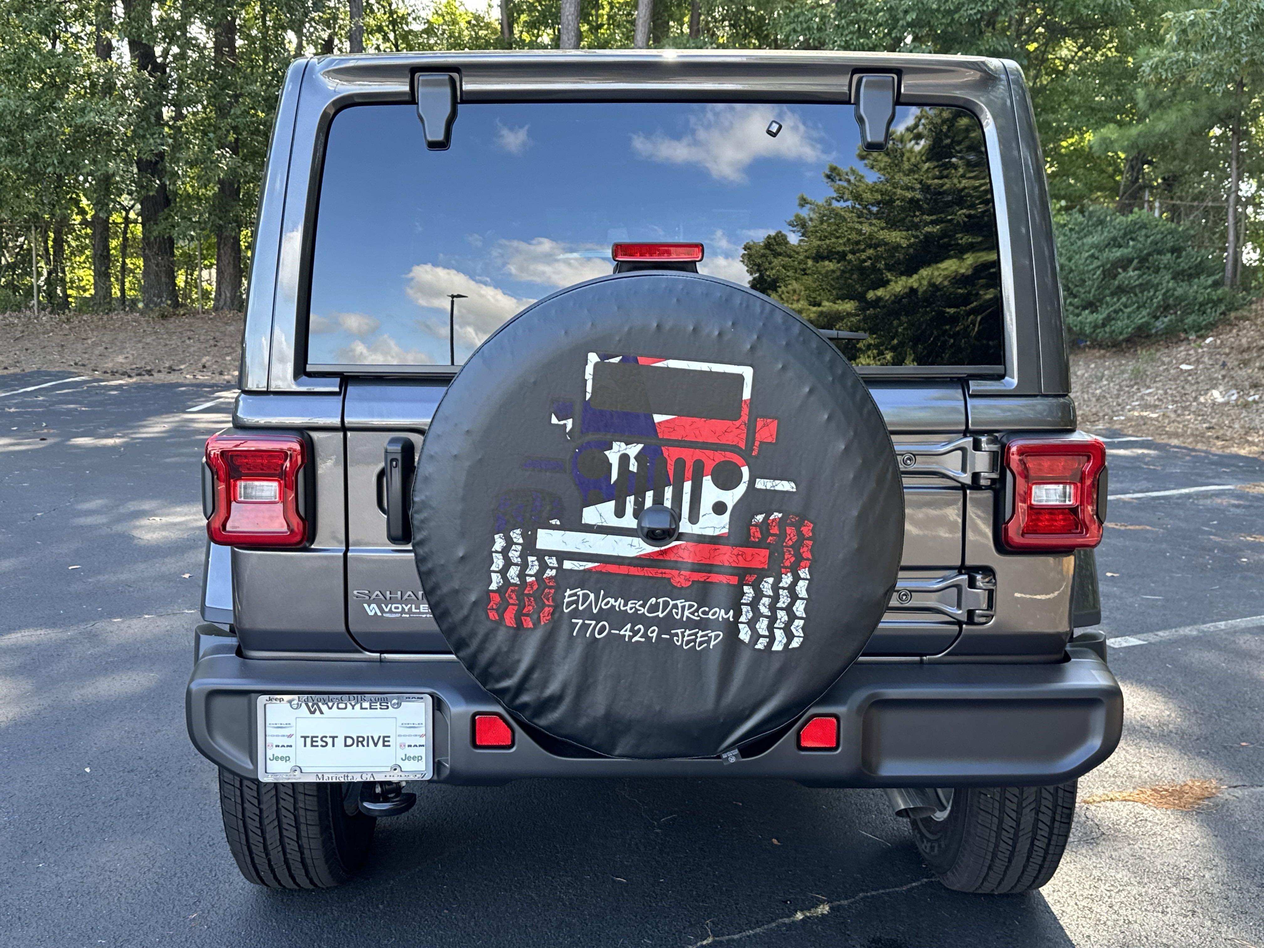 New 2025 Granite Crystal Metallic Clear-Coat Exterior Paint Jeep Sahara image 7