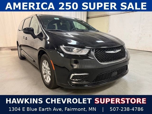2025 Chrysler Pacifica Select's photo