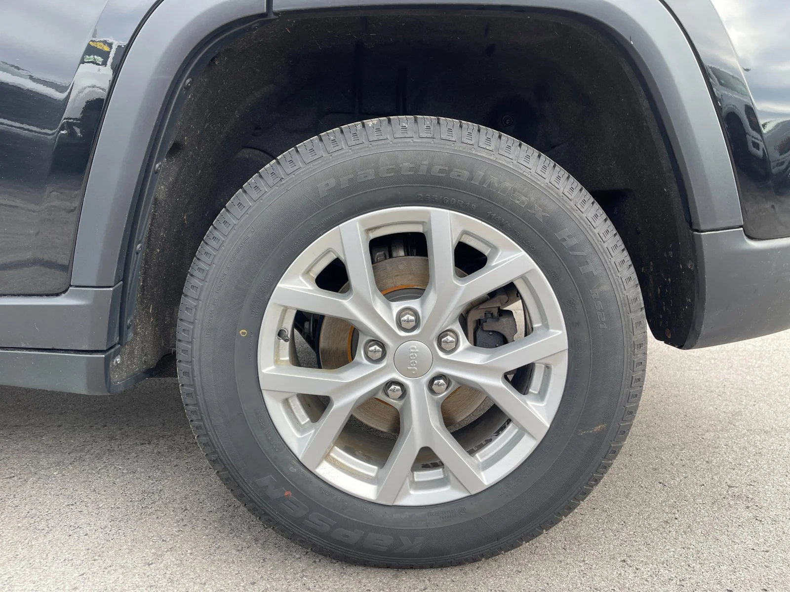 Used 2023  Jeep Limited image 34