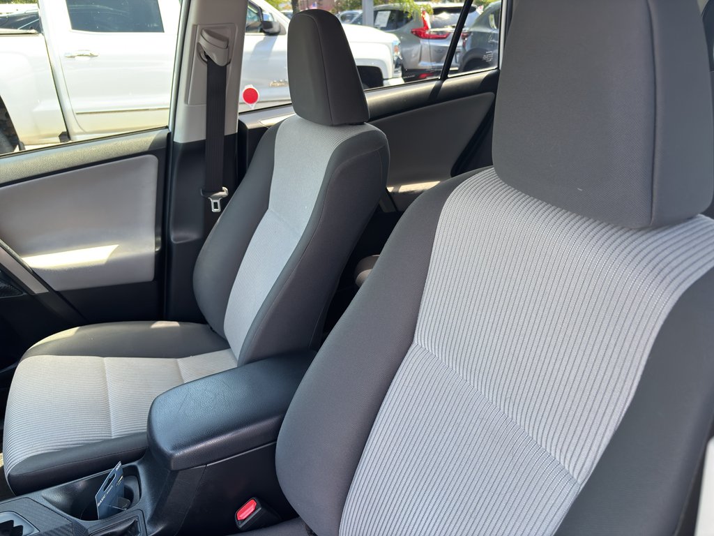 Used 2014 White Toyota LE image 10