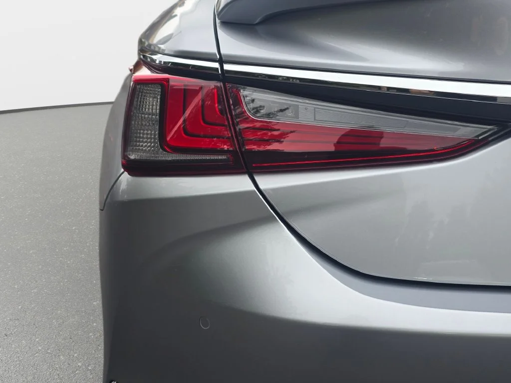 Certified Used 2022 IRIDIUM Lexus 300h Luxury image 34