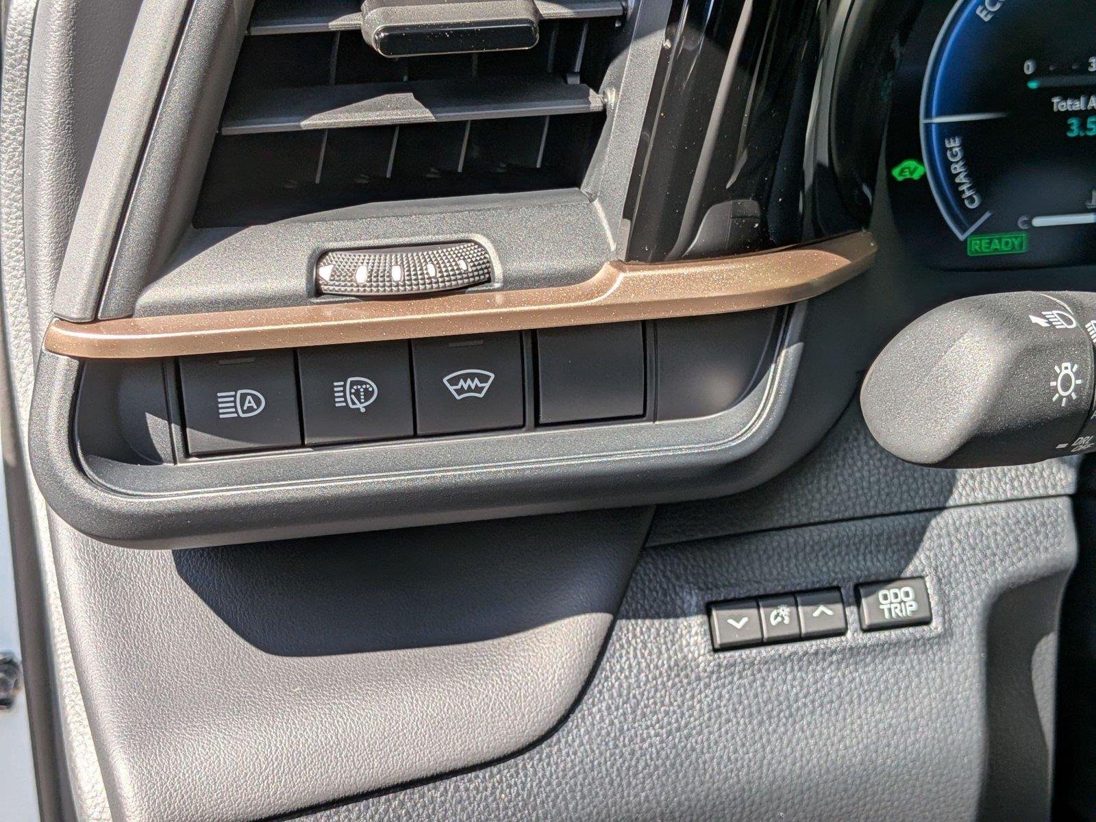 2025 Toyota Crown Signia Limited - Photo 16