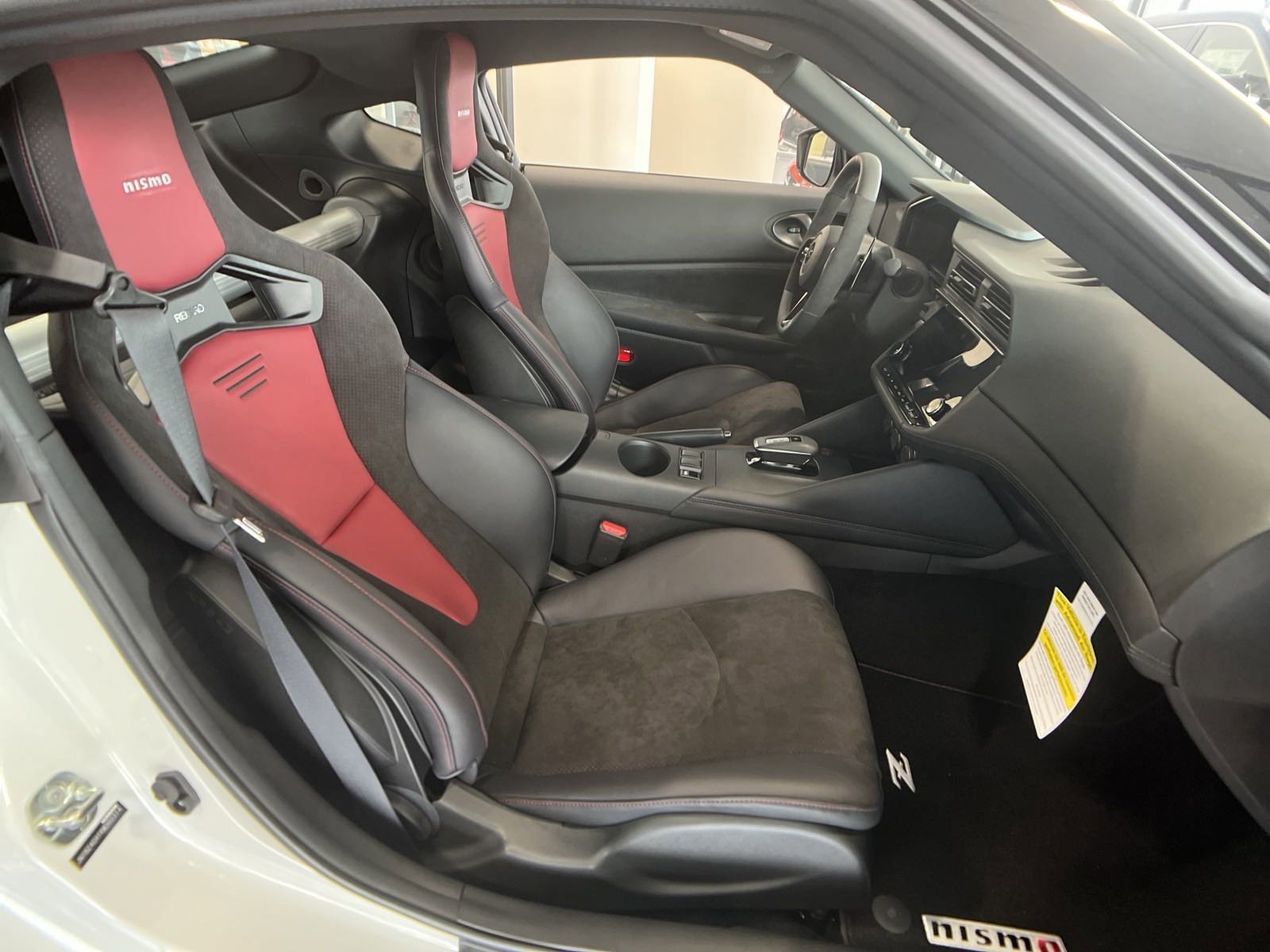 New 2024 Two-tone Everest White TriCoat / Super Black Nissan NISMO® image 15