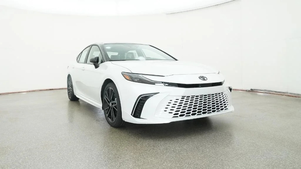 New 2026 Wind Chill Pearl with Midnight Black Metallic roof Toyota XSE image 3