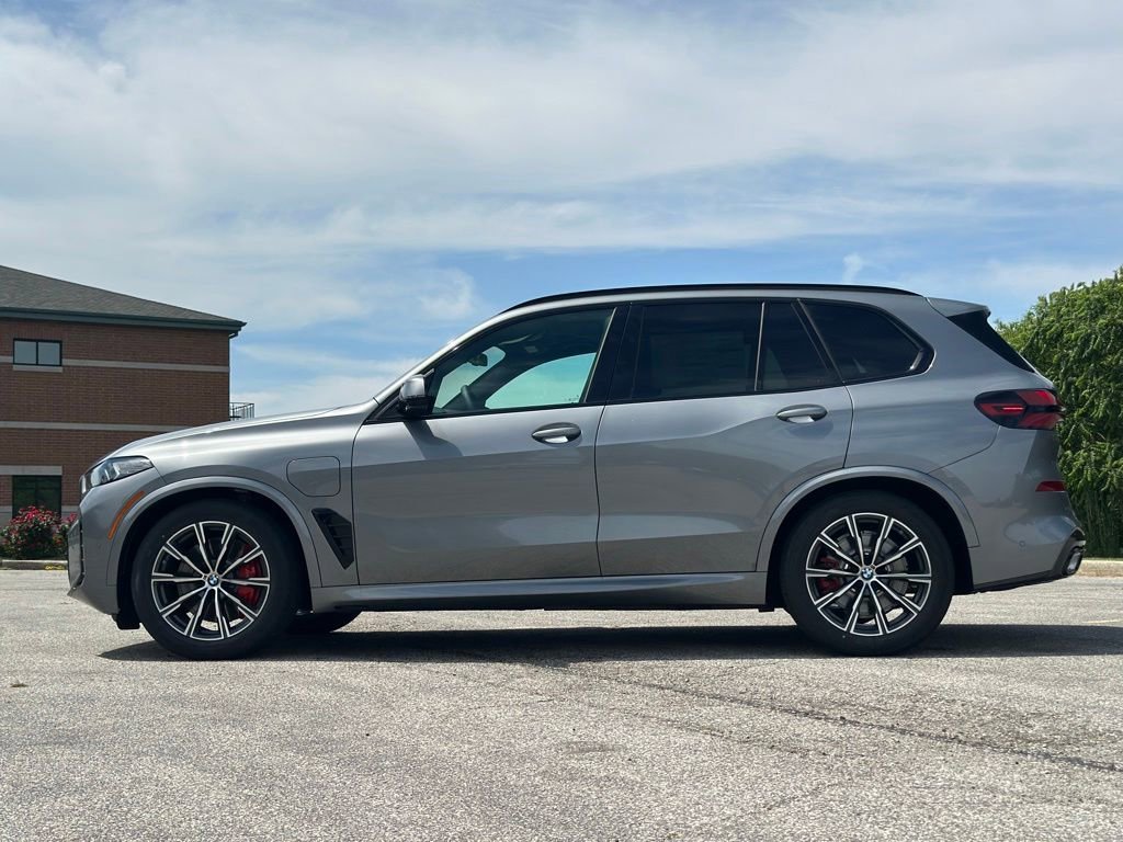 New 2026 Skyscraper Grey Metallic BMW xDrive50e image 4