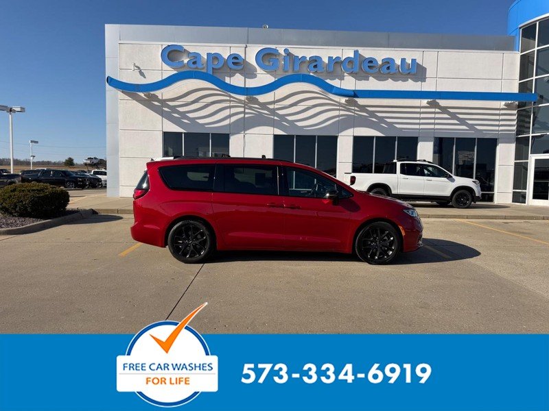 2025 Chrysler Pacifica Limited's photo