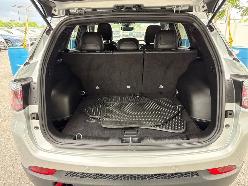 Used 2025 Silver Zynith Metallic Clearcoat Jeep Trailhawk image 27