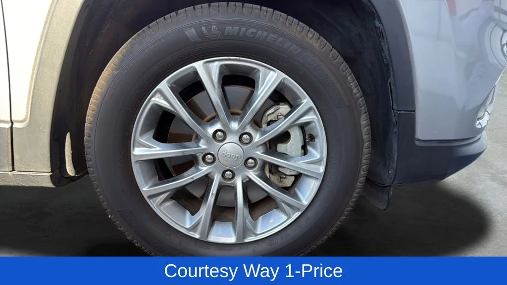 Used 2021 Silver Jeep Latitude Lux image 11