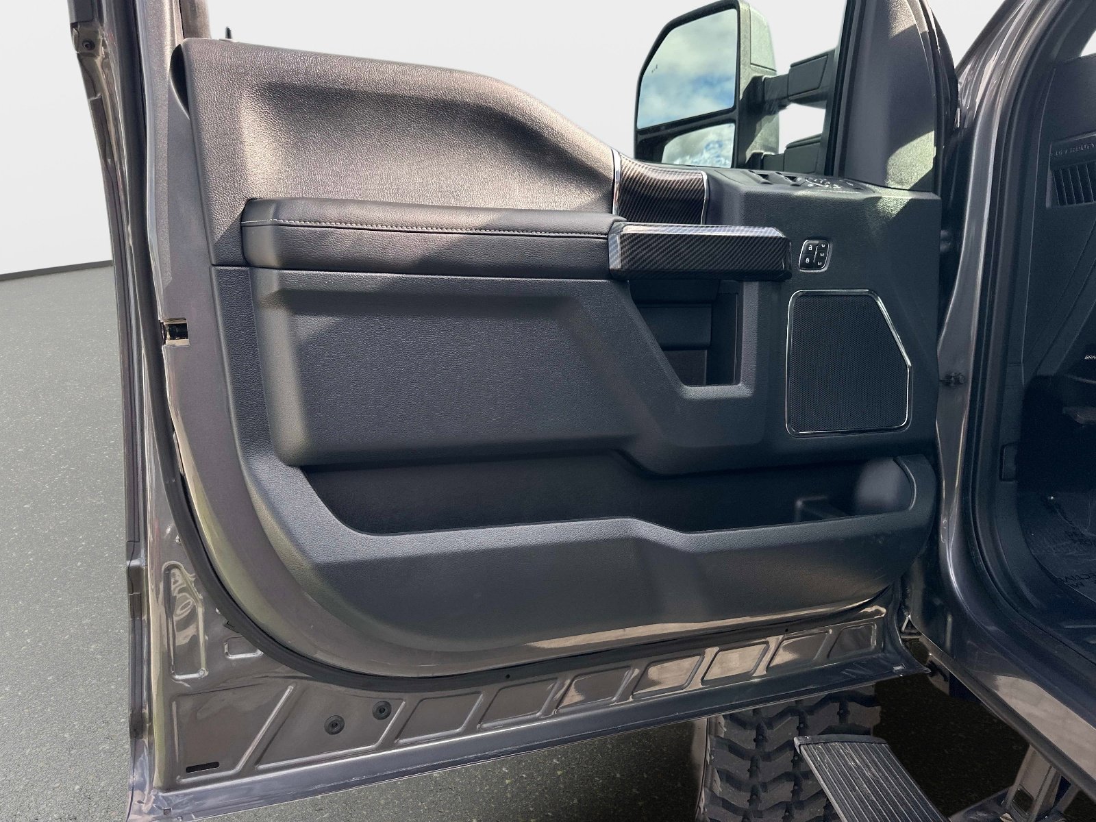 Used 2022 Gray Metallic Ford Lariat image 20
