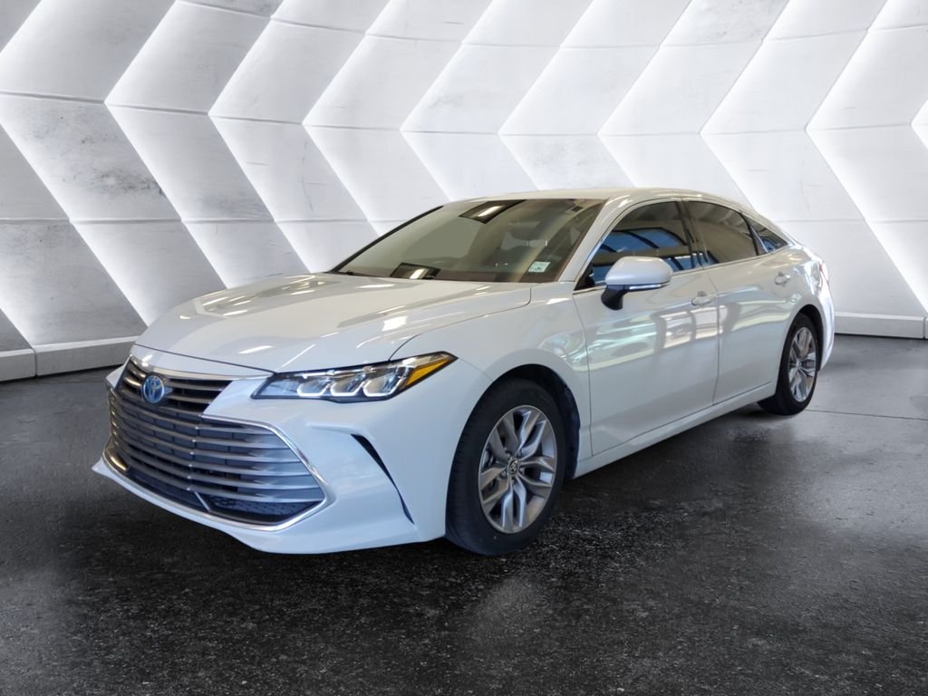 Used 2022 White Toyota XLE Plus image 3