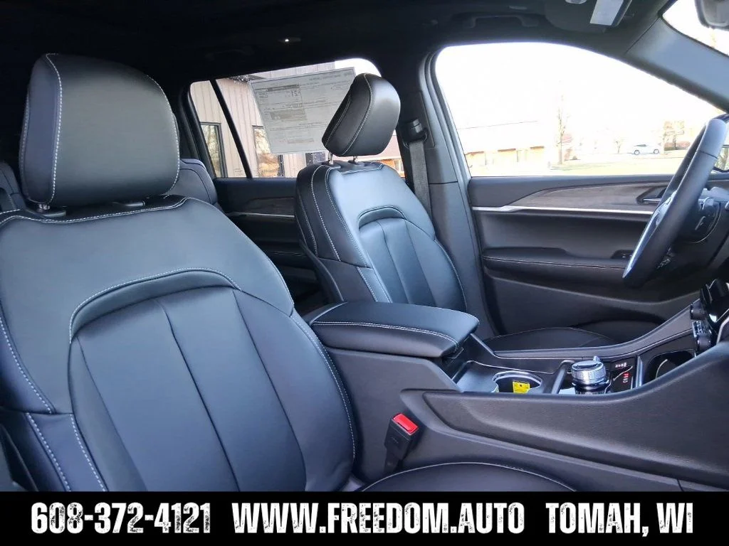 Used 2025 Silver Zynith Jeep Limited image 27