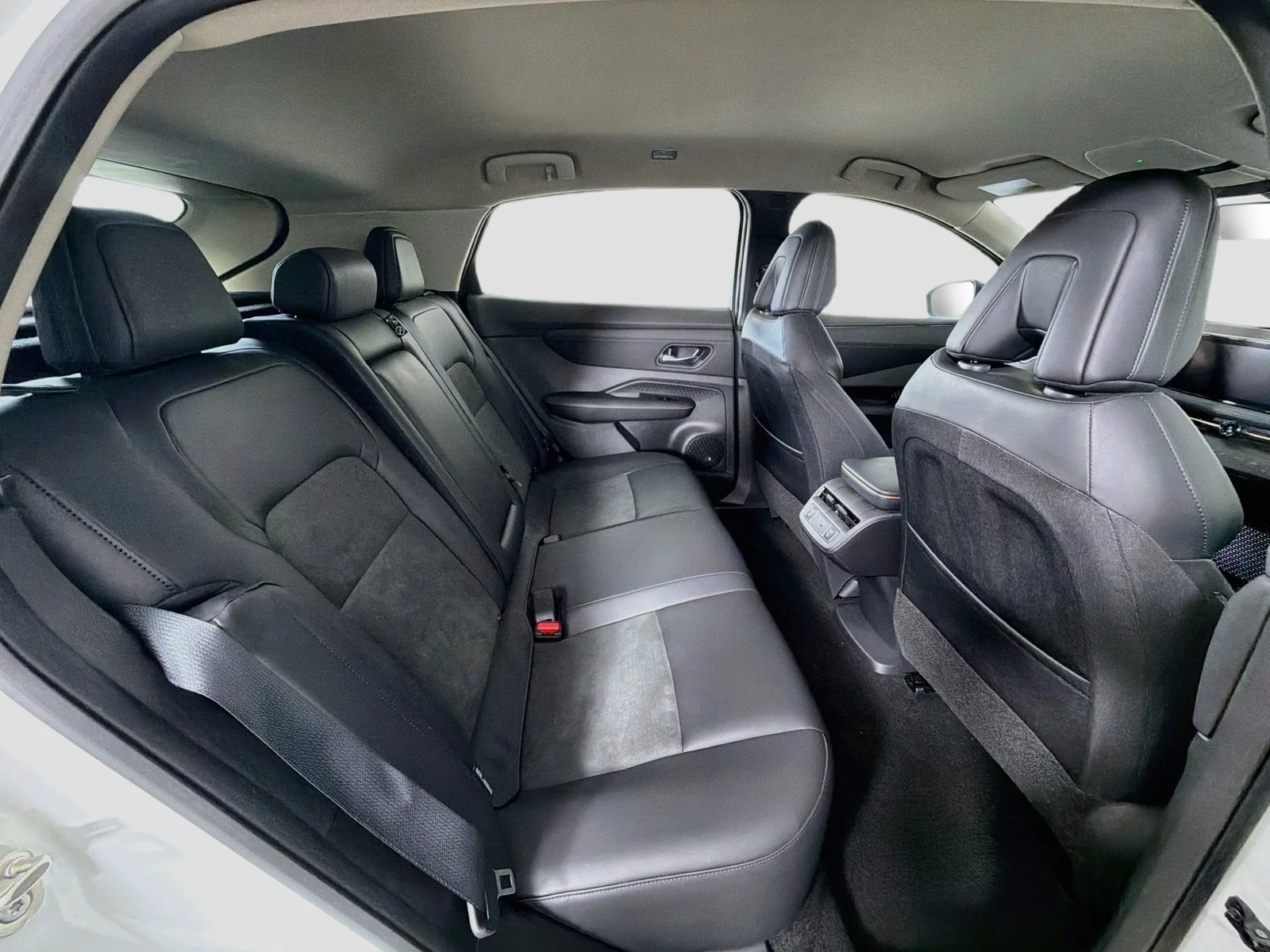 Used 2024 Everest White Pearl Tricoat/Black Diamond Pearl Nissan ENGAGE image 31