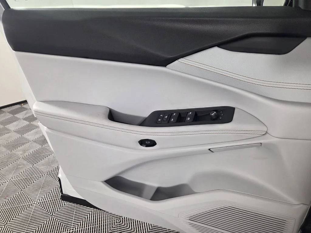 New 2026 Bright White Clear-Coat Exterior Paint Jeep Limited image 16
