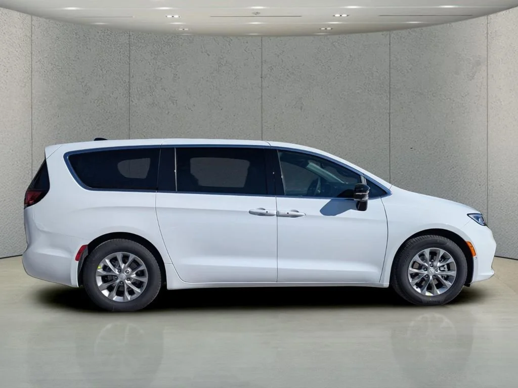 New 2026 Bright White Clear-Coat Exterior Paint Chrysler Limited image 3