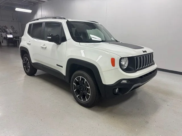 Used 2023 White Jeep Latitude image 3
