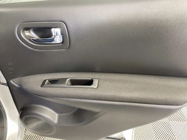 Used 2010 Silver Nissan S image 21