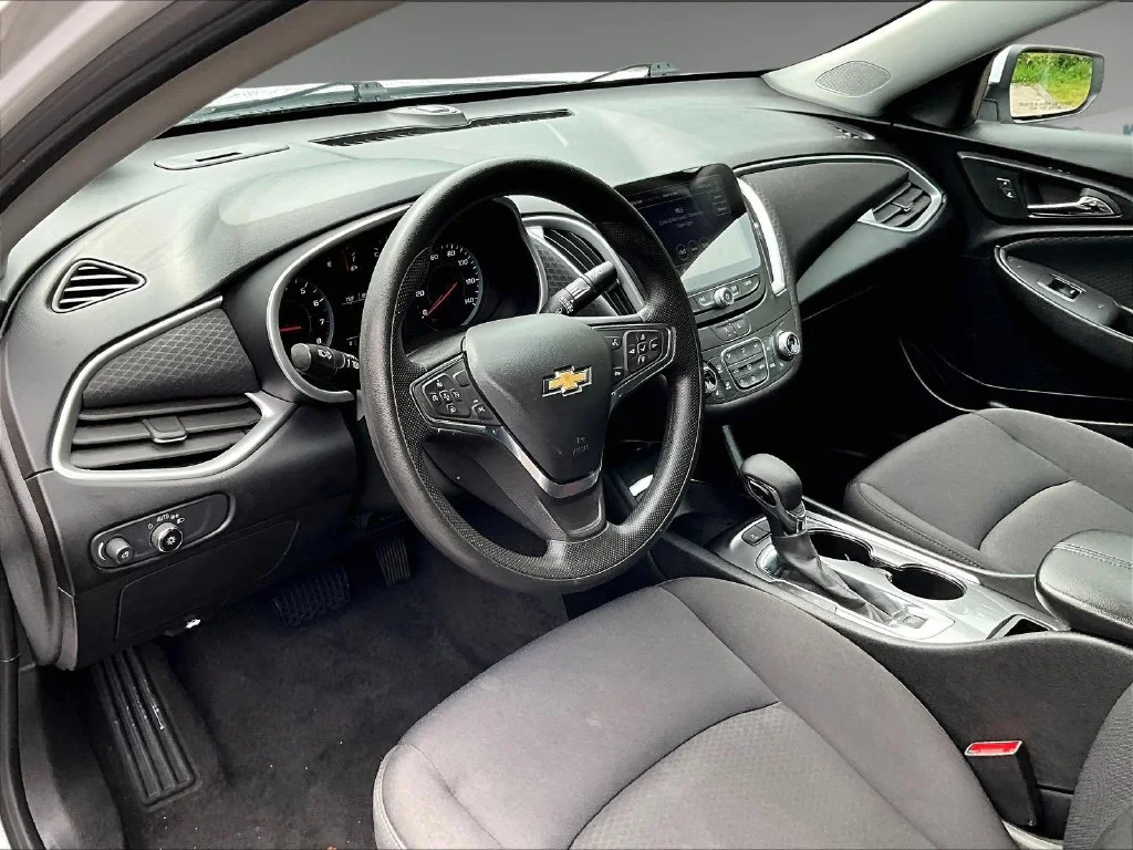 Used 2024 Summit White Chevrolet LT image 8