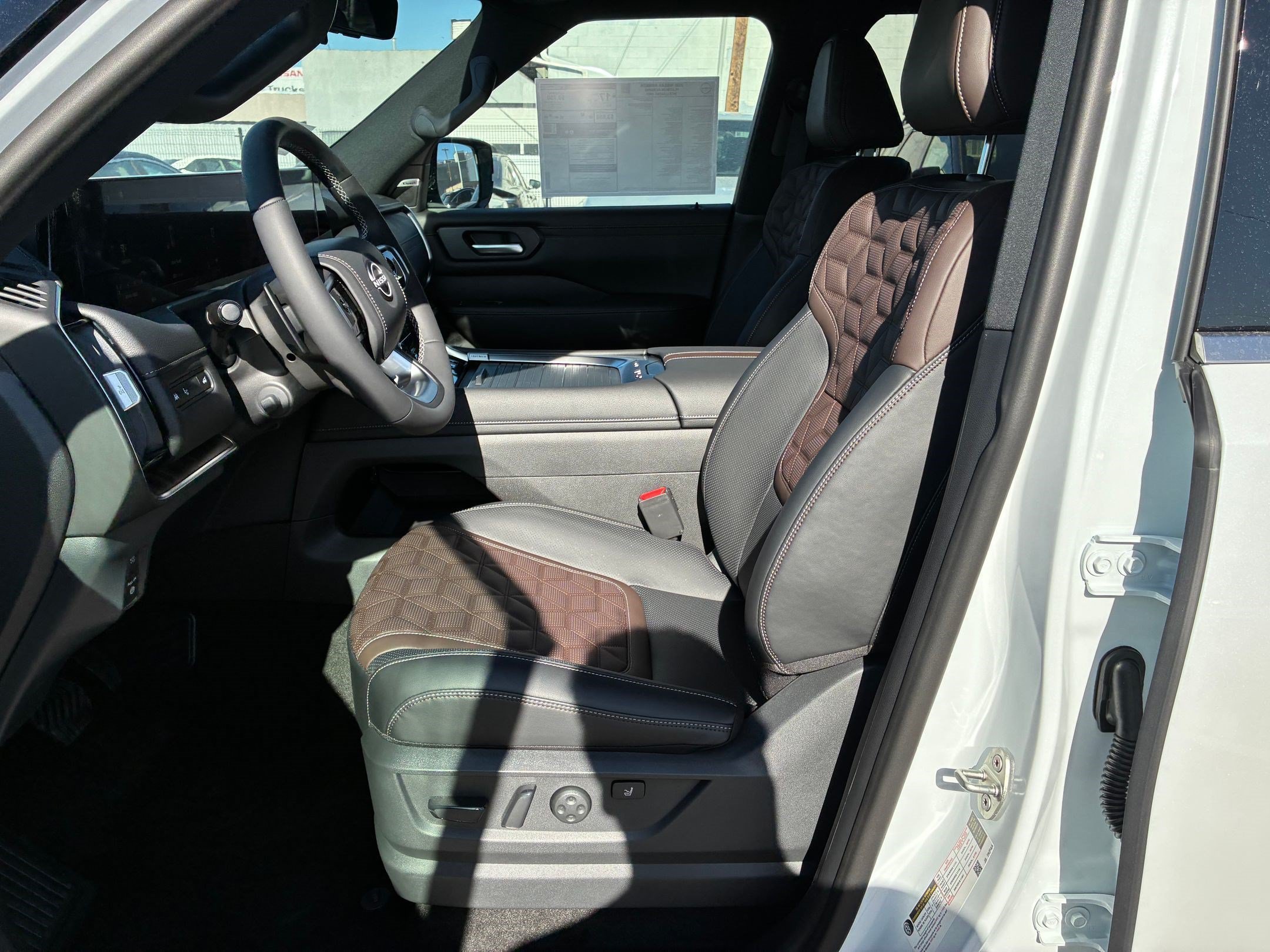 New 2026 Everest White Pearl Tricoat/Super Black Nissan Platinum Reserve image 13