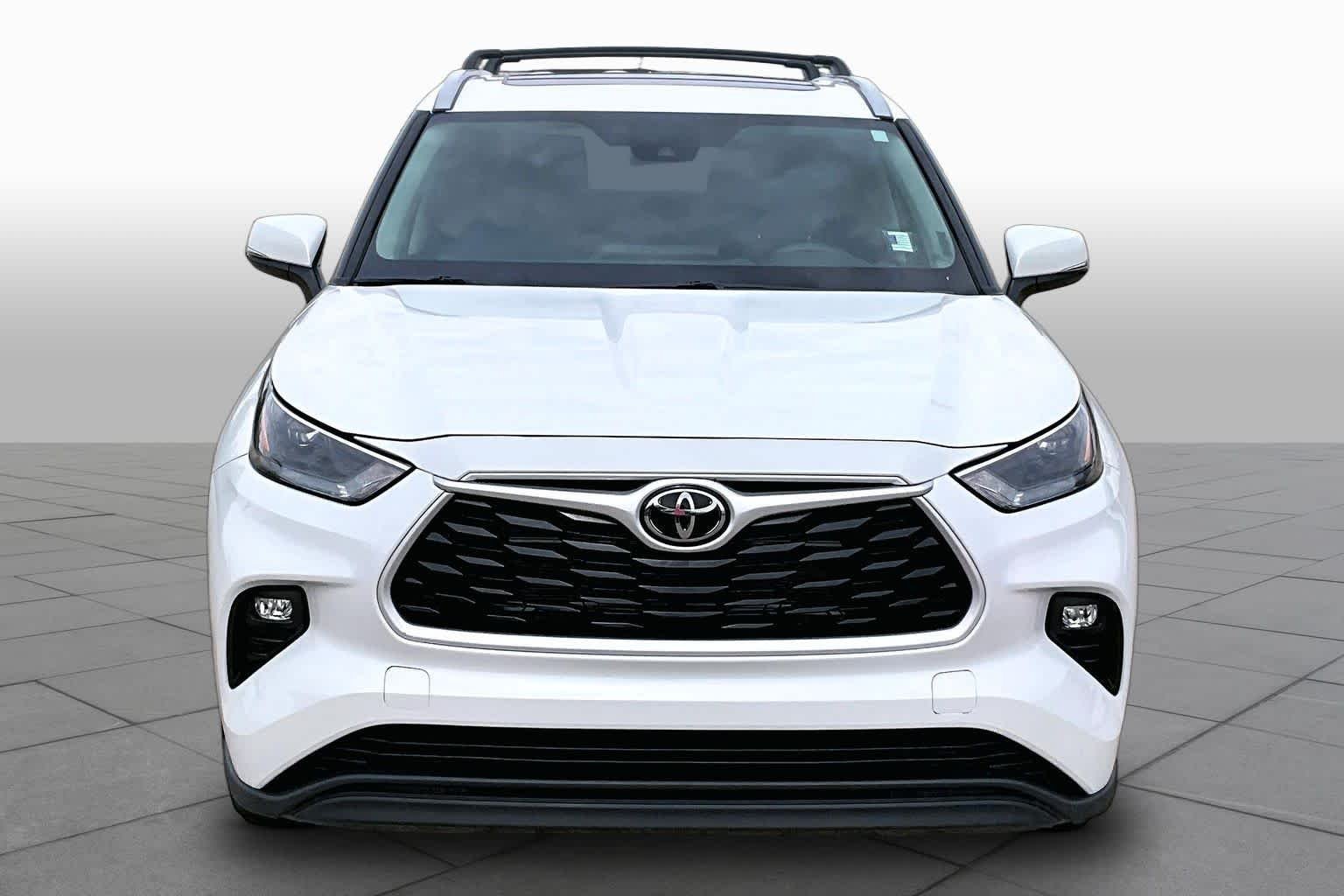 Used 2025 Wind Chill Pearl Toyota Hybrid XLE image 4