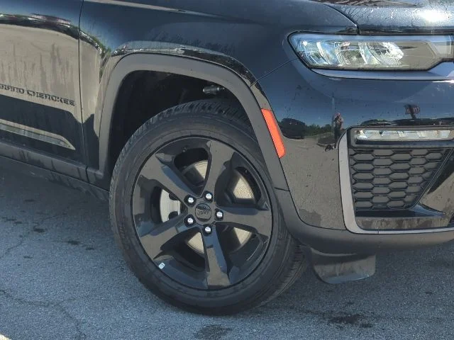 New 2026 Diamond Black Crystal Pearl-Coat Exterior Paint Jeep Limited image 2