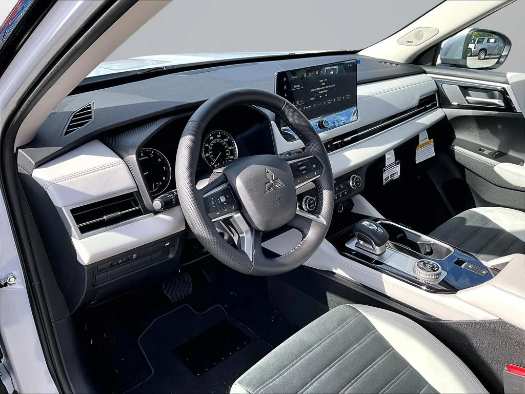 New 2026 White Mitsubishi SE image 8