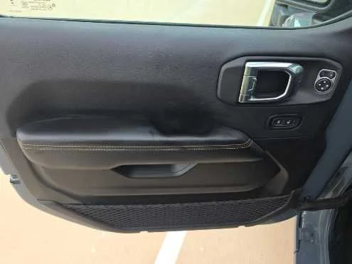 Used 2025 Anvil Clearcoat Jeep Sahara image 9