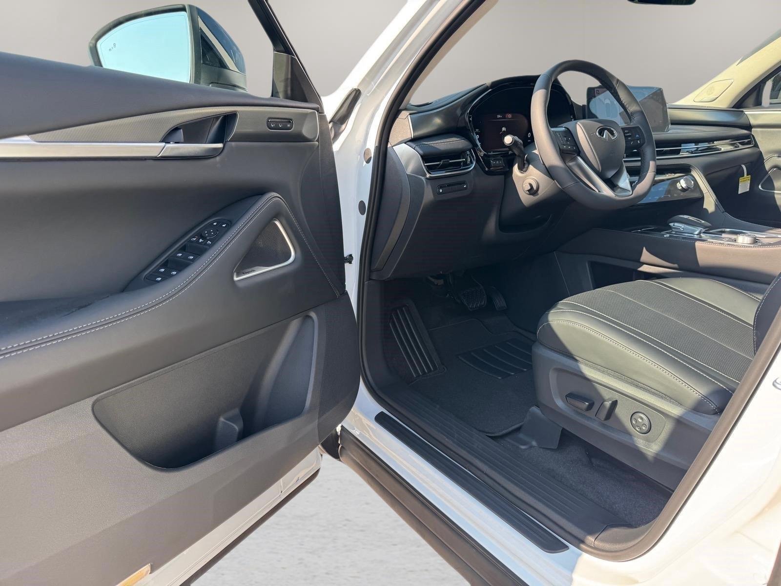 New 2027 RADIANT WHITE INFINITI Luxe FWD image 18