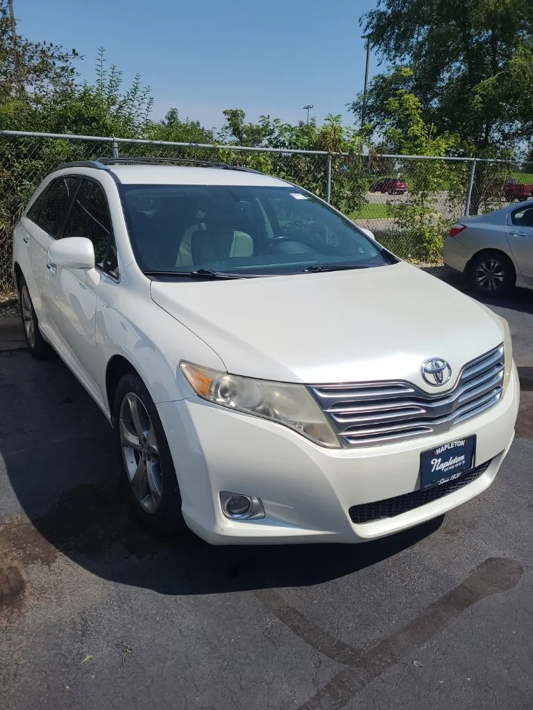Used 2009 White Toyota Base image 2