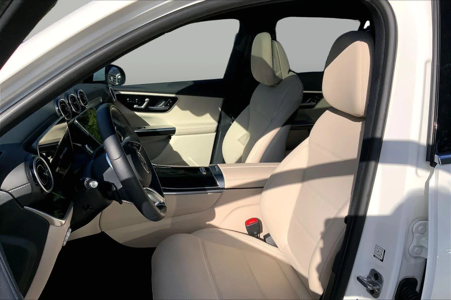 Certified Used 2025 Polar White Mercedes-Benz GLC 300 image 9