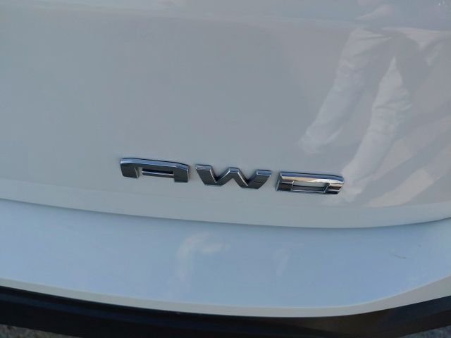 Used 2024 White GMC SLE image 33