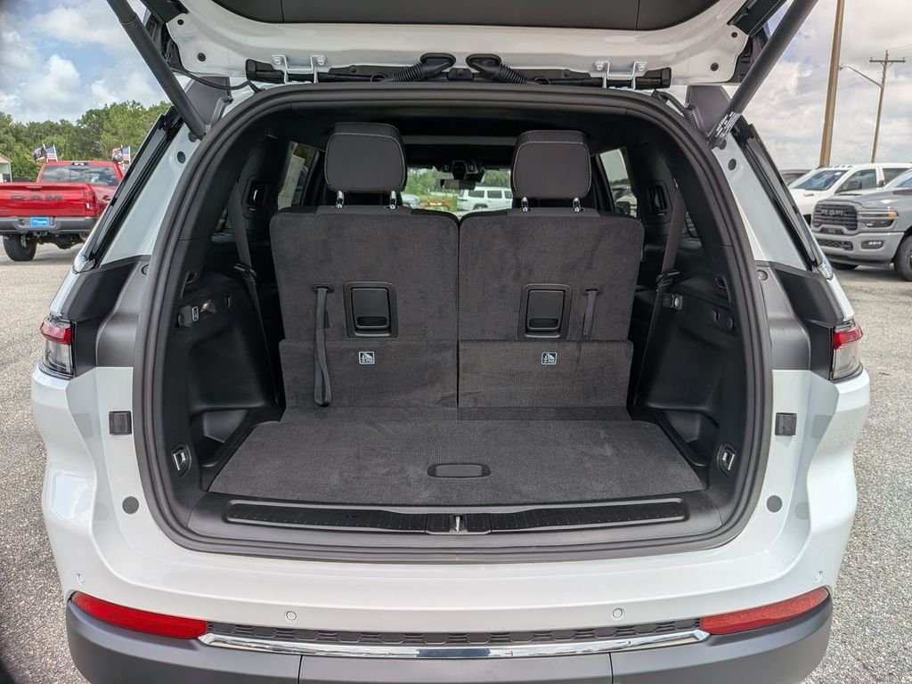New 2026 Bright White Clear-Coat Exterior Paint Jeep Laredo image 29