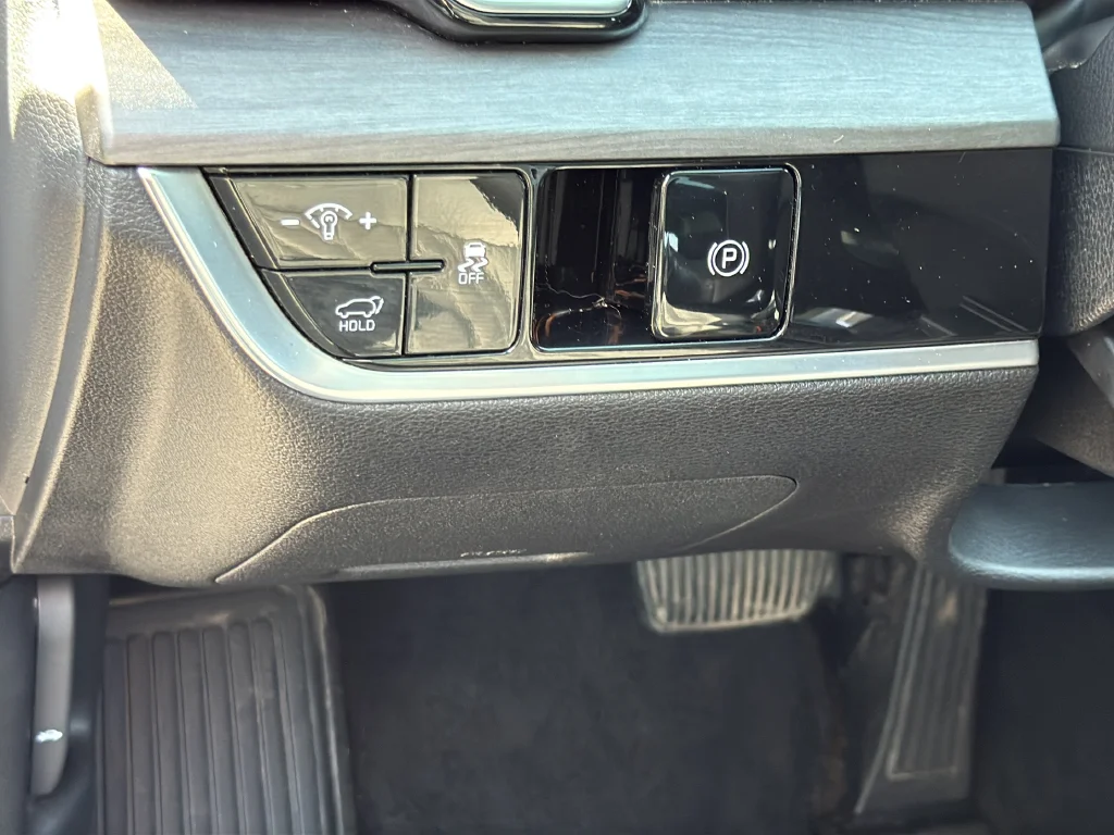 Used 2025 White Kia X-Line image 27