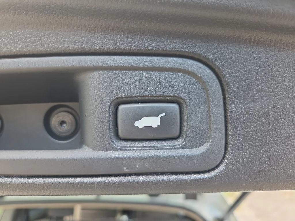 Used 2016 White Honda Touring image 23