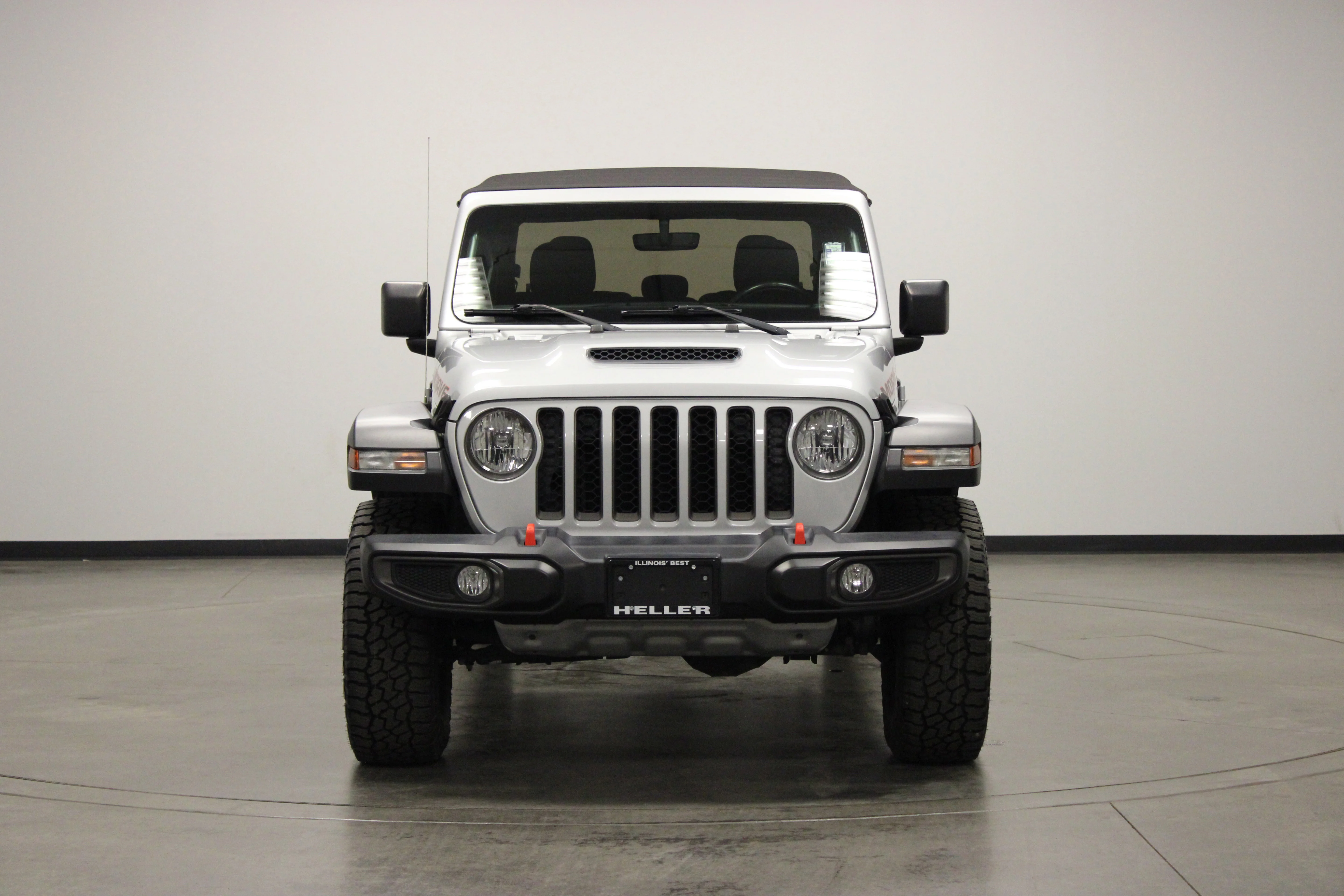 Used 2023 Silver Zynith Clearcoat Jeep Mojave image 3