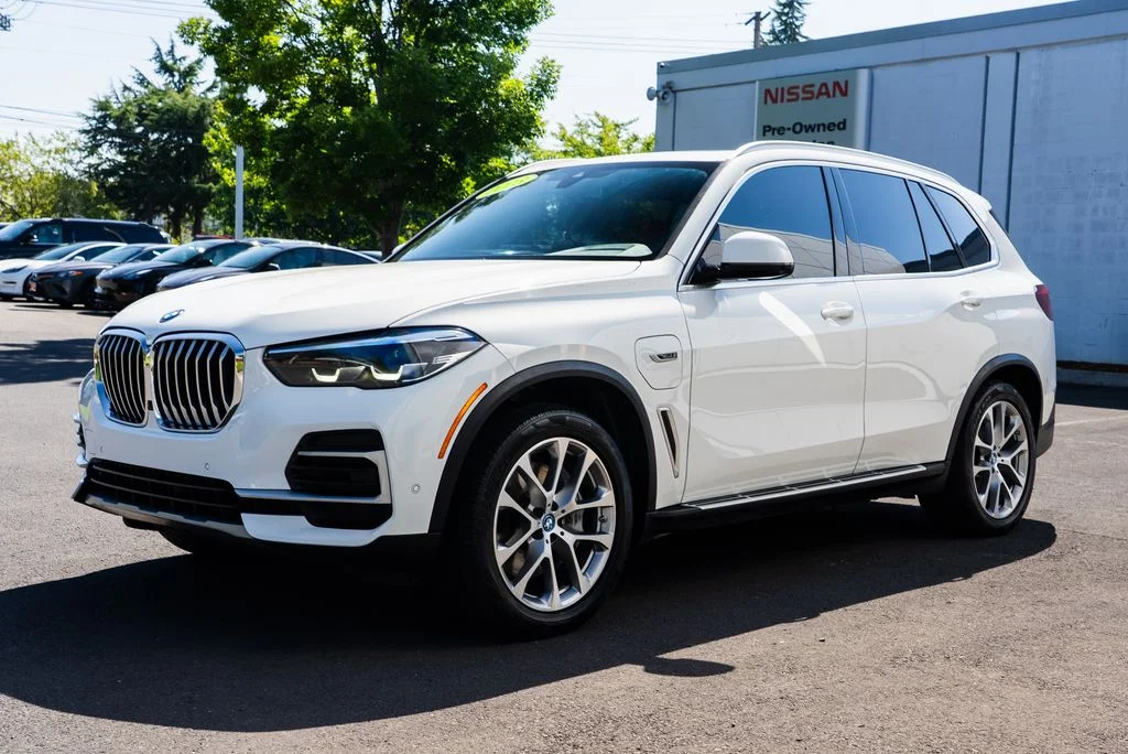 Used 2023 White BMW xDrive45e image 3