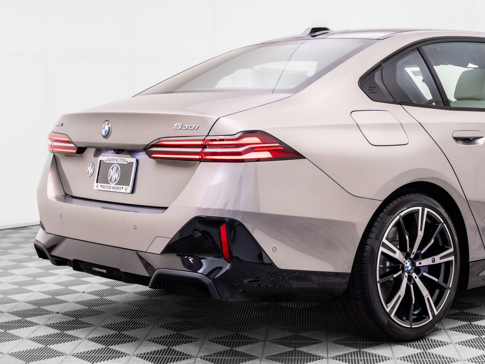 New 2026 Oxide Grey Metallic BMW 530i xDrive image 36