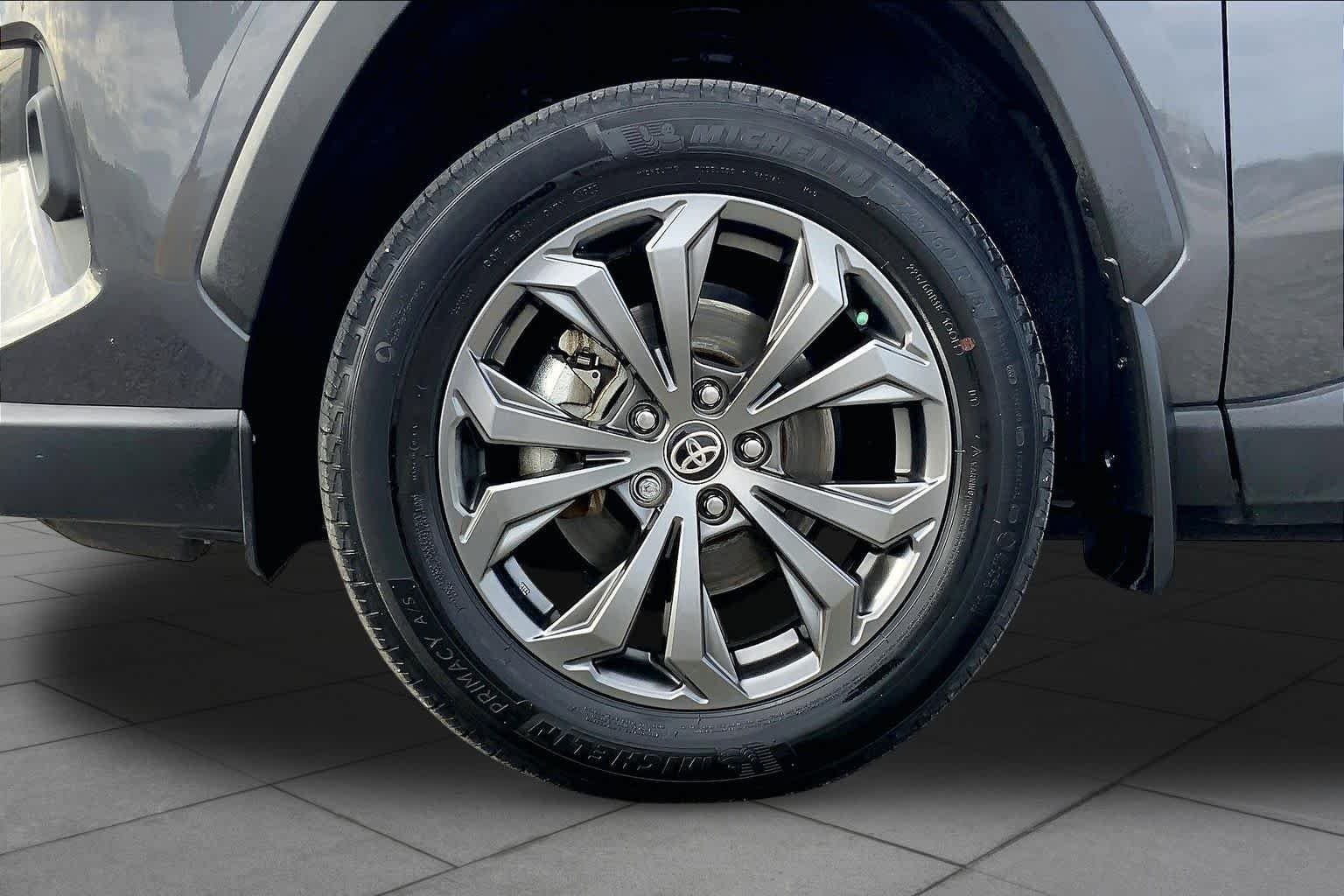 Used 2024 Magnetic Gray Metallic Toyota Hybrid XLE Premium image 11