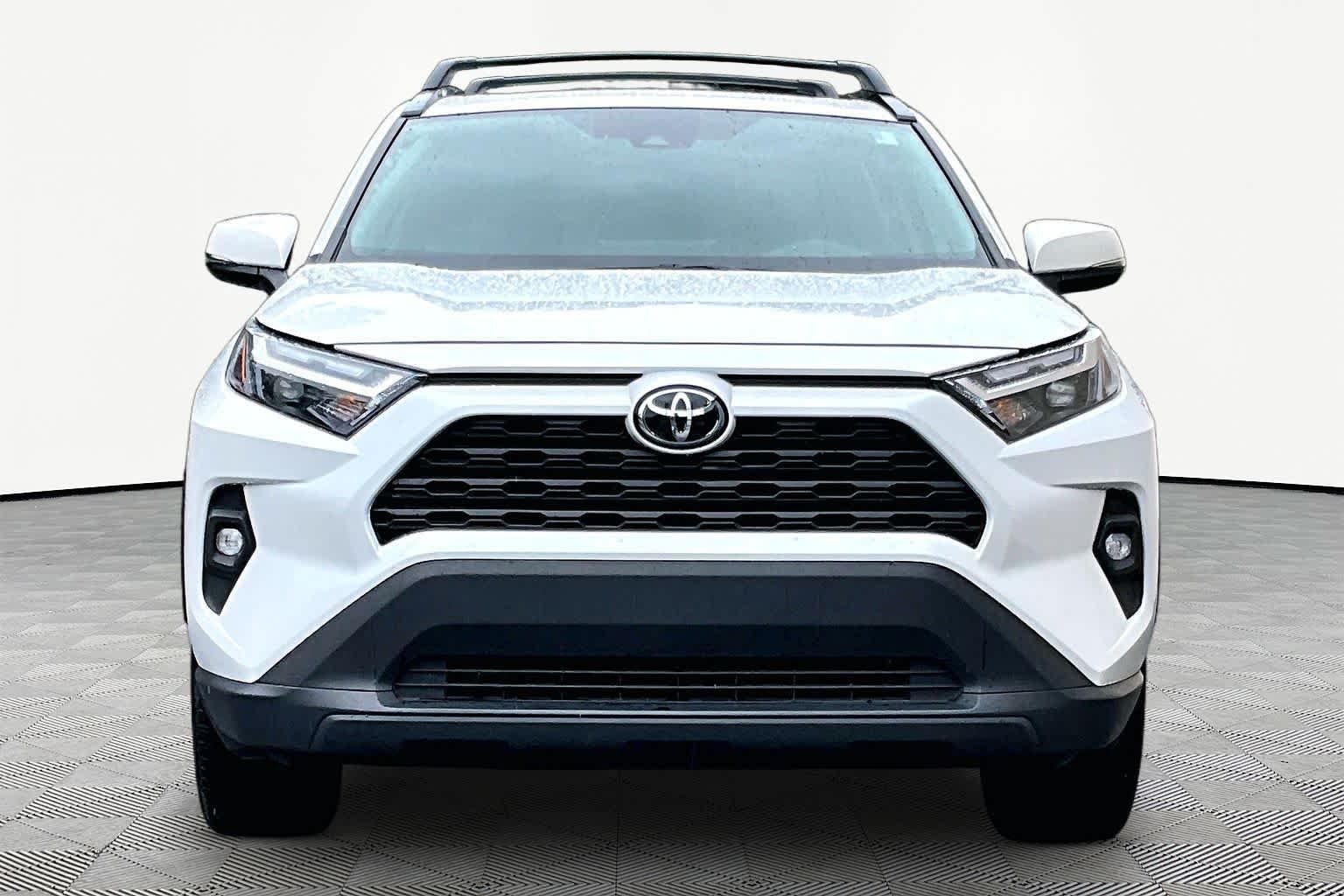 Used 2025 Wind Chill Pearl Toyota XLE Premium image 3