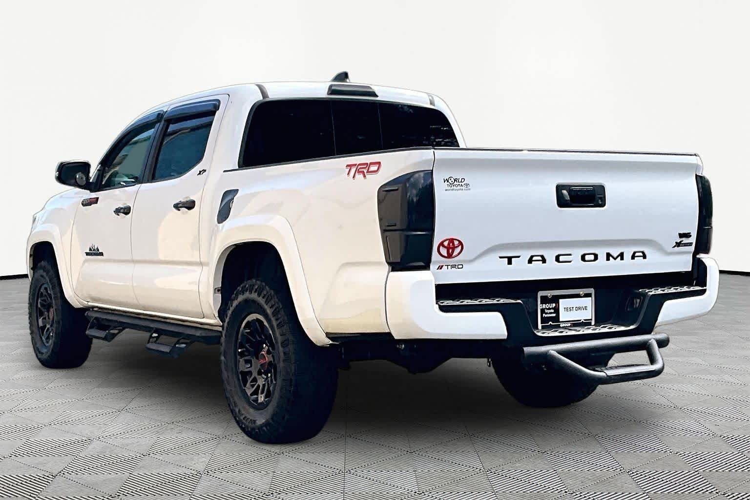 Used 2022 White Toyota SR5 image 12