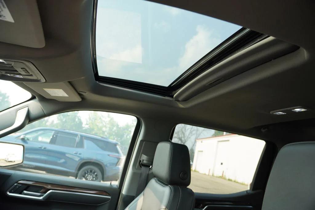 Used 2025 Summit White Chevrolet RST image 5