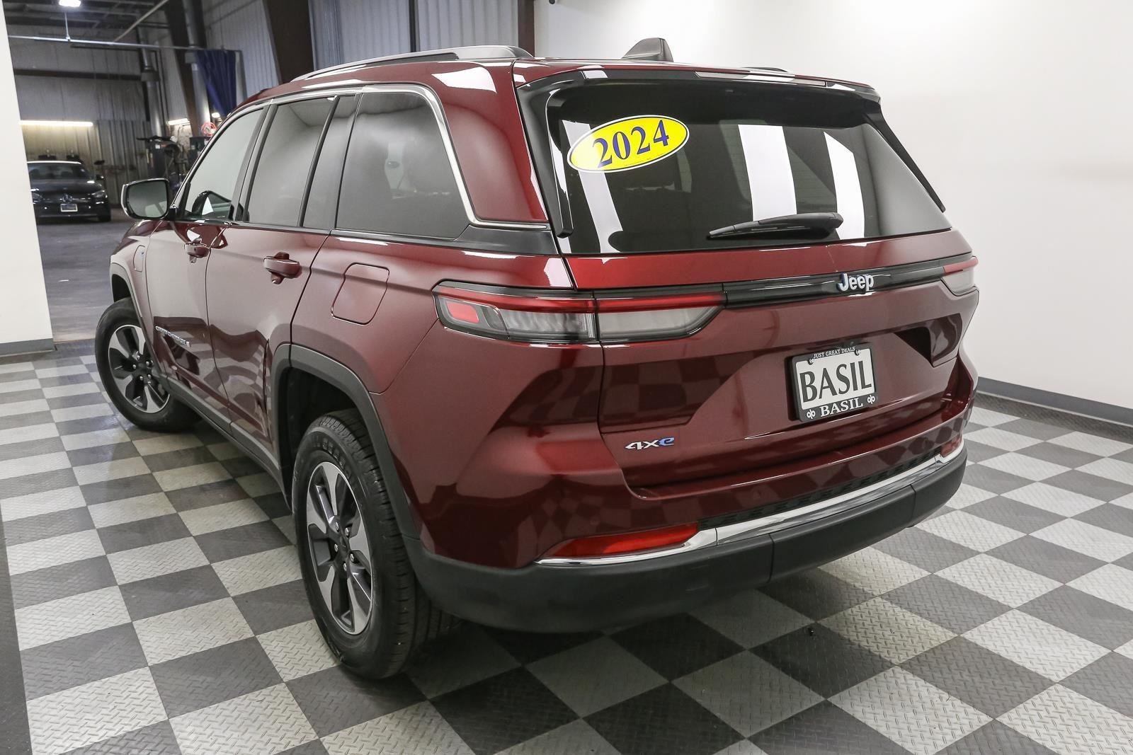 Used 2024 Velvet Red Pearlcoat Jeep LIMI image 10