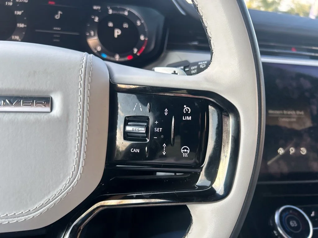 Used 2023 White Land Rover SE Dynamic image 22