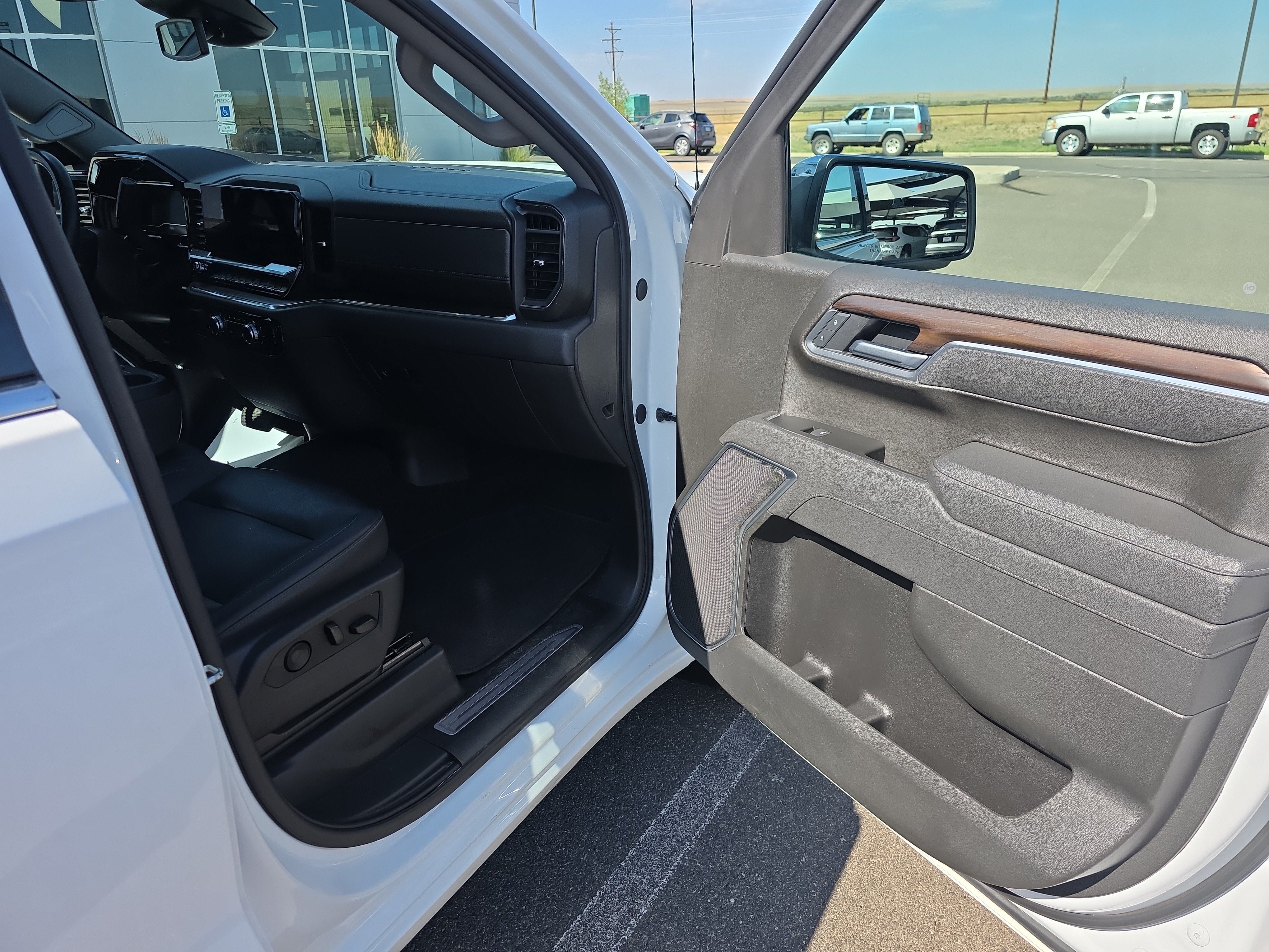 2025 GMC Sierra 1500 SLT - Photo 18