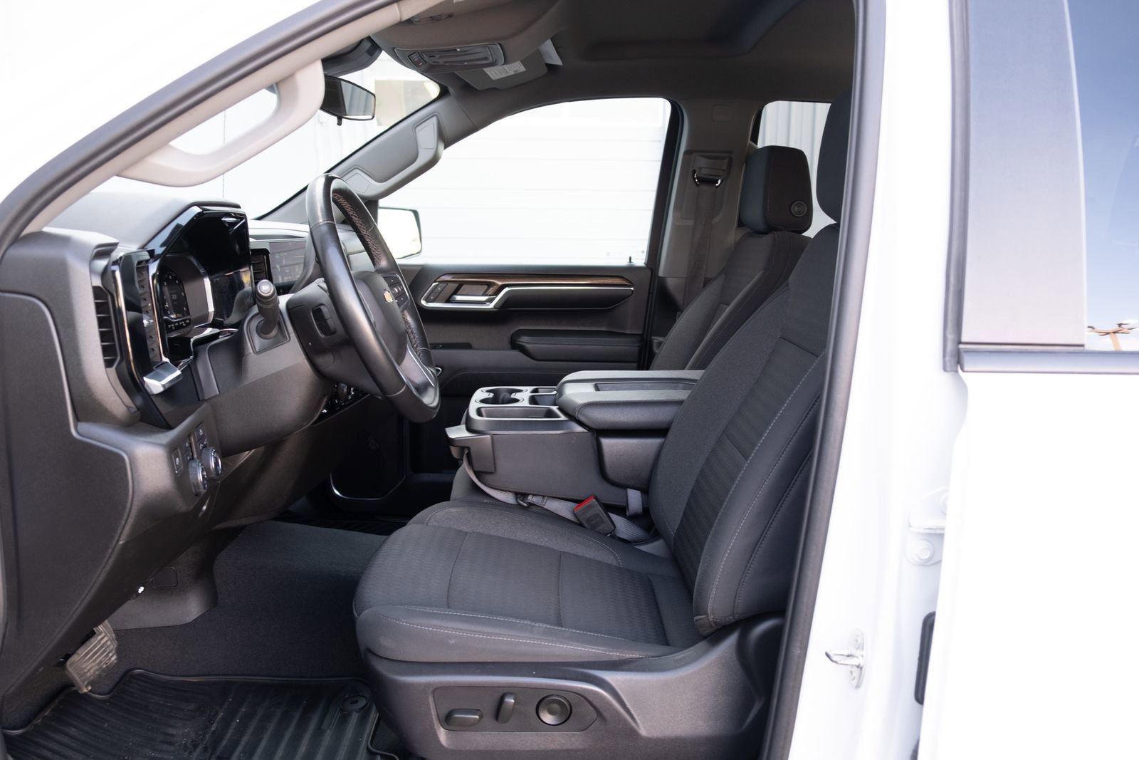 Used 2024 Summit White Chevrolet LT image 11