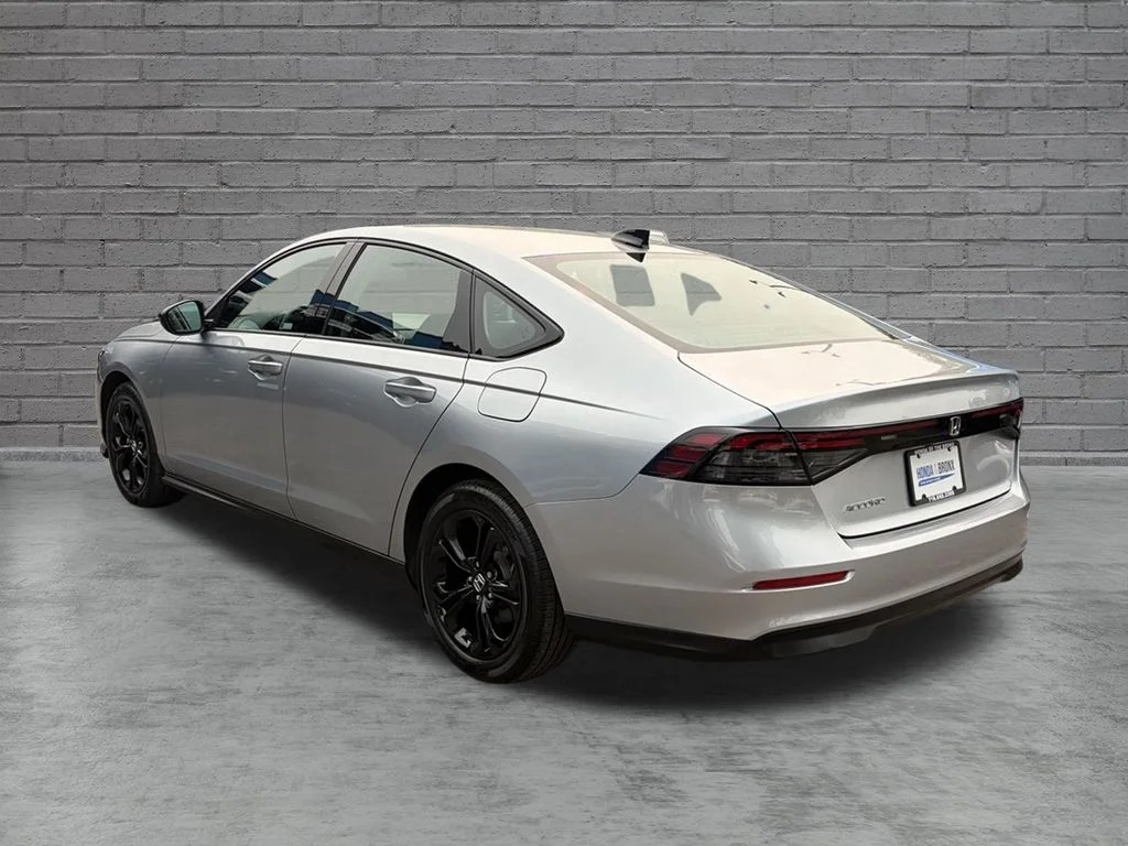 Certified Used 2025 Solar Silver Metallic Honda SE image 9